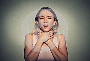 Una mujer con asma ataque o aliento 