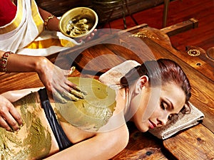 Una donna con Ayurvedico corpo bagni massaggio 