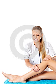 Woman having massage of body in the spa salon. Beauty treatment concept.