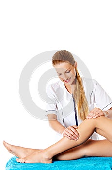 Woman having massage of body in the spa salon. Beauty treatment concept.