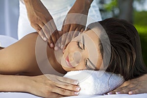 Una mujer sobre el balneario con relajante masaje 