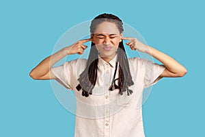 Una mujer escucha ruido previene desagradable sonido escuchar27concejo cerrará orejas 