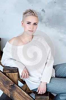 Woman in her 30s with short hair