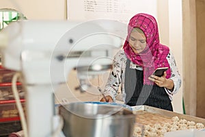 Žena v jej dielňa pečenie tortu 