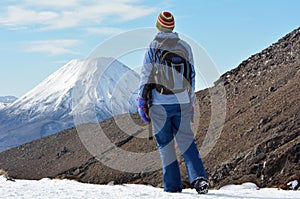 Woman hike the Tongariro crossing