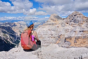 Una mujer vagabundo casco a mochila apariencia k a en dolomitas montanas 