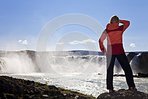 Žena tramp stojící na vodopád island 