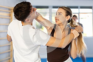 Woman hits man attacker on head during self-defense training session led by trainer
