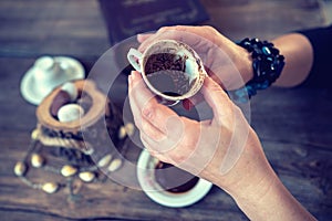 Una donna presa tazza un parlando felicità tradizionale turco caffè tazza 