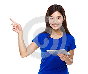 Woman hold a tableta with finger point aside photo