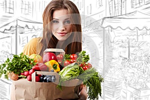 Una mujer posesión bolsa lleno de saludable comida 