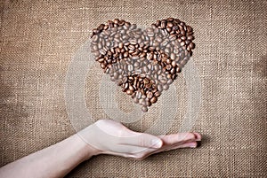 Una mujer posesión café corazón 
