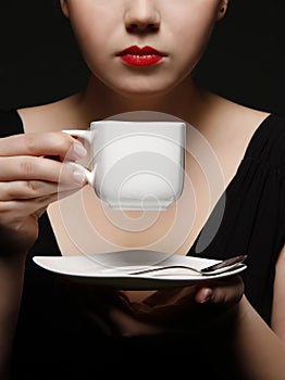 Žena držení pohár z káva 
