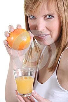 Woman holding a grapefruit
