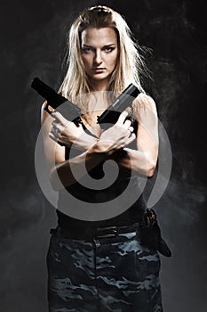 Žena držanie pištole dym 