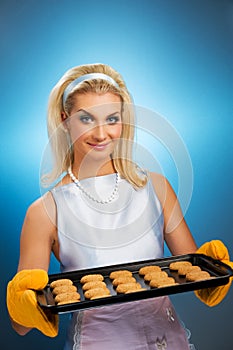 Woman holding hot roasting pan