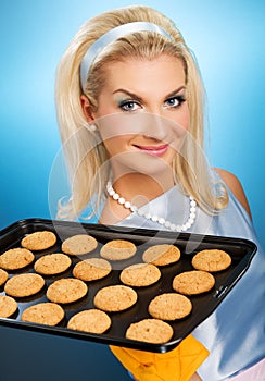 Woman holding hot roasting pan