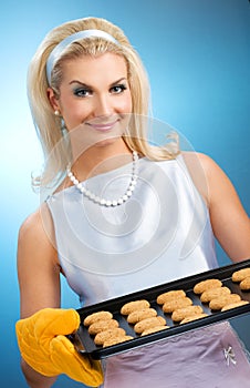 Woman holding hot roasting pan