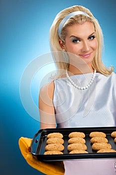 Woman holding hot roasting pan