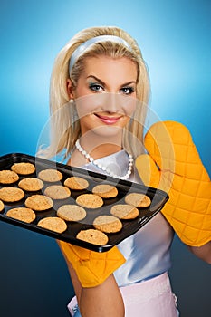 Woman holding hot roasting pan