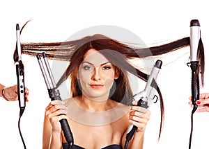 Una mujer posesión hierro metano cabello 