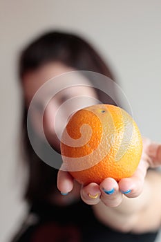 Una mujer posesión naranja 