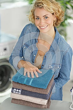 Una donna possesso pila fresco lavare asciugamani 