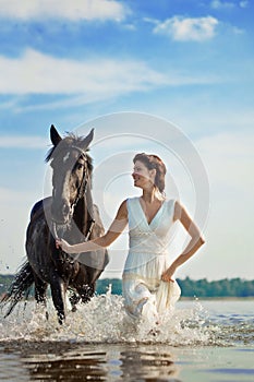 Eine Frau auf der ein Pferd entsprechend das Meer 