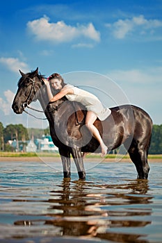 Una mujer sobre el un caballo de acuerdo el mar 