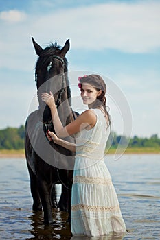 Una donna sul un cavallo secondo il mare 