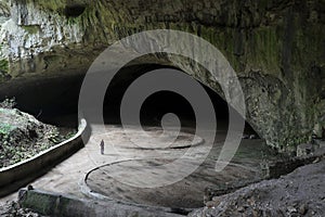 Una mujer adentro cueva 