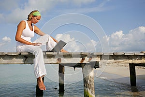 Una mujer sobre el muelle computadora portátil 