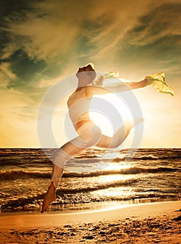 Una mujer saltando sobre el Playa 