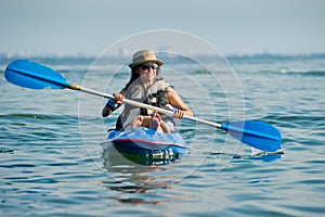 Una donna kayak tropicale il mare 