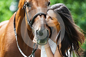 Una mujer besar un caballo 