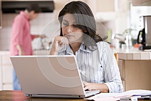 Žena v papírování přenosný počítač 