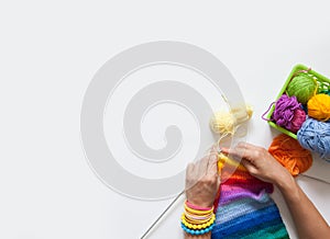 Žena pletení jehly barevný tkanina. výše. bílý 