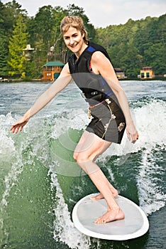 Una donna fare fare surf 