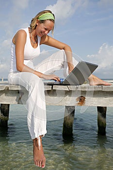 Una mujer a computadora portátil 