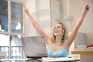 Žena na prenosný počítač ramená hore 