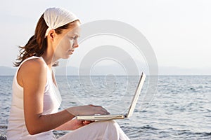 Una donna computer portatile sul Spiaggia 