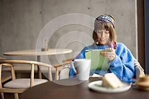 Woman with laptop at coffee shop