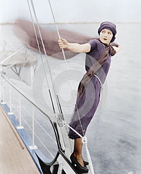 Žena sklon z člun vítr 