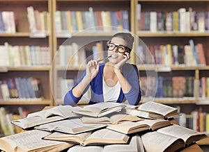 Una mujer en biblioteca alumno estudiar abierto libros el estudio 