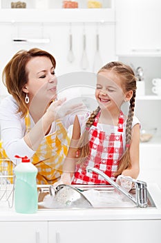 Žena a malý bavící se nádobí 
