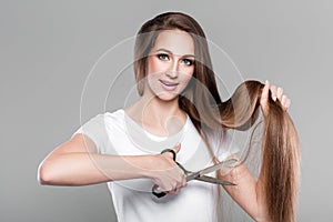 Žena dlho vlasy nožnice 