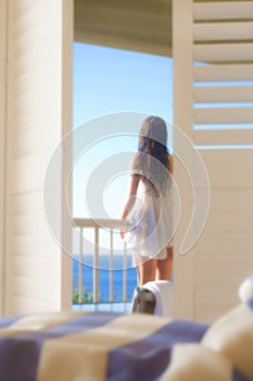 Una mujer buscando balcón 