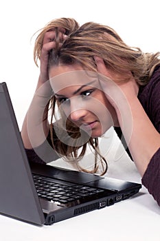 Žena hľadá zámerne na jej prenosný počítač obrazovka 