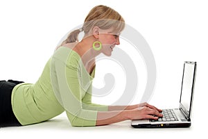 Žena ležící na patro přenosný počítač 