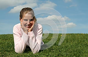 Una donna sdraiarsi sul erba 